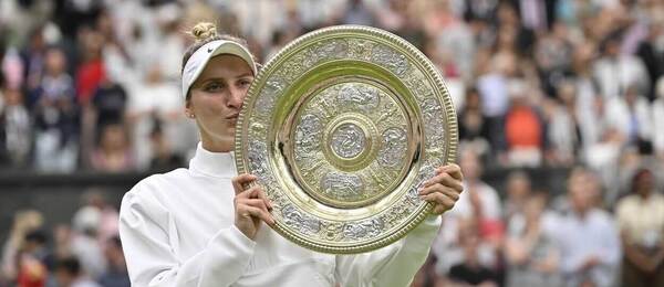 Tenis, grandslam Wimbledon, Markéta Vondroušová s trofejí pro vítězku, All England Club, Londýn