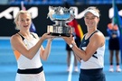 Český pár Siniaková, Krejčíková se raduje ze svého 4. grandslamového titulu