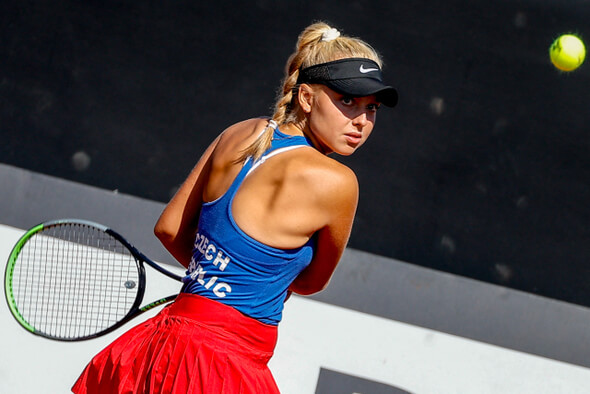 Česká tenistka Brenda Fruhvirtová ve 14 letech postupuje do finále turnaje ITF