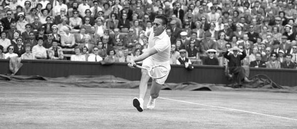 Tenista Jaroslav Drobný ve vítězném finále Wimbledonu 1954 proti Kenu Rosewallovi - Drobný jako první český rodák vyhrál mužskou dvouhru na Wimbledonu