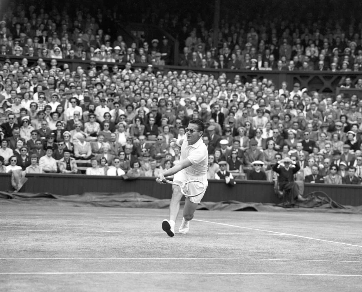 Tenista Jaroslav Drobný ve vítězném finále Wimbledonu 1954 proti Kenu Rosewallovi - Drobný jako první český rodák vyhrál mužskou dvouhru na Wimbledonu