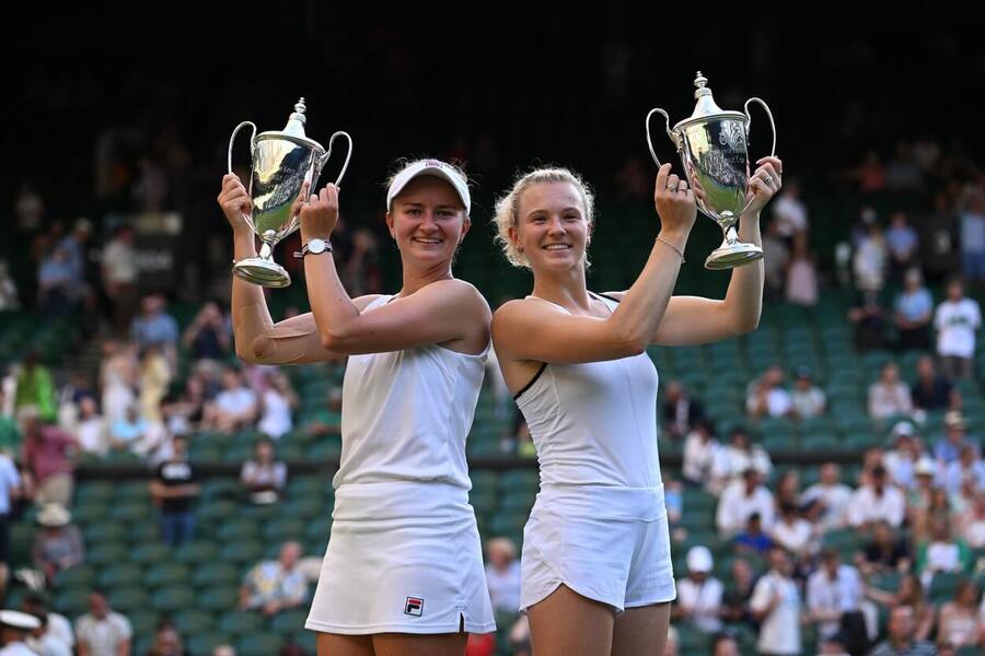 Tenis, Wimbledon, Barbora Krejčíková a Kateřina Siniaková s trofejí pro vítězky Wimbledonu 2022