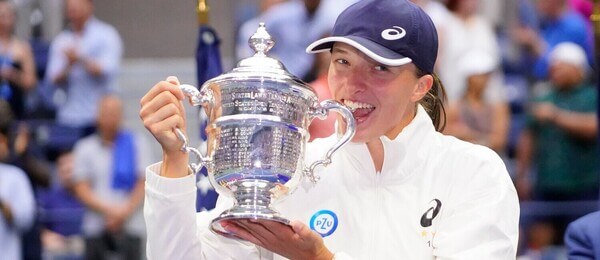 Tenis, Iga Swiatek s trofejí po vítězství na grandslamu US Open