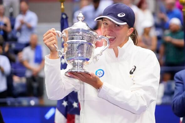 Tenis, Iga Swiatek s trofejí po vítězství na grandslamu US Open
