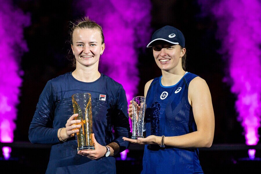 Tenistky Barbora Krejčíková a Iga Swiatek po finále turnaje žen WTA Ostrava Open