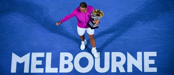 Tenista Rafael Nadal s vítěznou trofejí z Australian Open v Melbourne - foto Profimedia