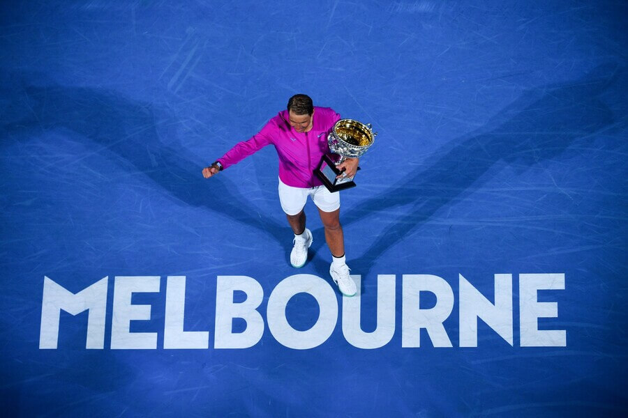Tenista Rafael Nadal s vítěznou trofejí z Australian Open v Melbourne - foto Profimedia