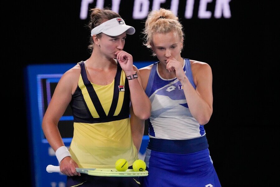Tenis, WTA, Barbora Krejčíková a Kateřina Siniaková během finále Australian Open v Melbourne