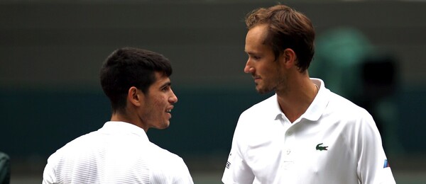 Tenis, ATP, Carlos Alcaraz a Daniil Medvedev po vzájemném zápase ve Wimbledonu