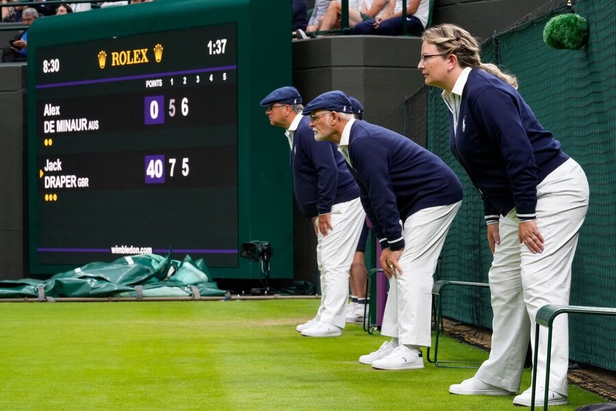 Tenis, čároví rozhodčí během zápasu Wimbledonu