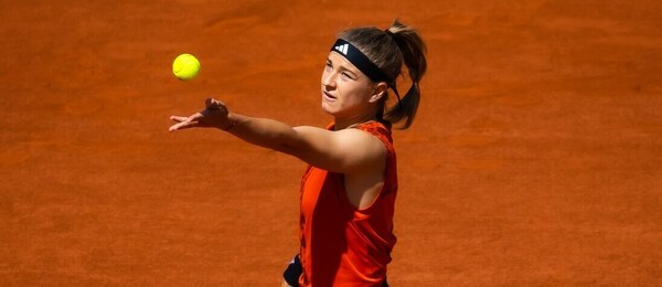 Tenis, WTA, Karolína Muchová podává na grandslamu French Open - Roland Garros v Paříži