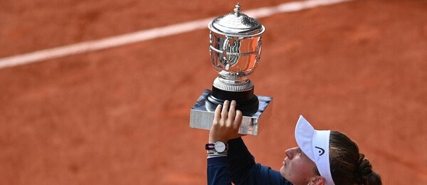Česká tenistka Barbora Krejčíková se Suzanne Lenglen Cup, trofejí pro vítězku dvouhry žen na French Open - české šampionky Roland Garros