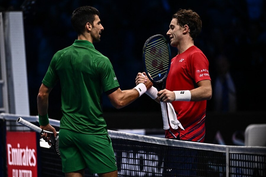 Tenisté Casper Ruud a Novak Djokovič po společném finále na ATP Finals - sledujte dnes tenis Djokovič vs Ruud ve finále French Open 2023 živě