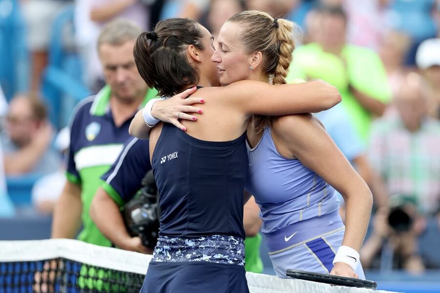 Caroline Garcia a Petra Kvitová po společném finále WTA Cincinnati 2022 - sledujte dnes tenis Kvitová vs Garcia ve čtvrtfinále WTA Berlín 2023 živě online