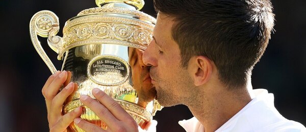 Novak Djokovič s trofejí pro vítěze Wimbledonu - Djokovič Wimbledon statistiky, výsledky, zápasy