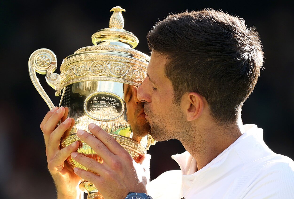 Novak Djokovič s trofejí pro vítěze Wimbledonu - Djokovič Wimbledon statistiky, výsledky, zápasy