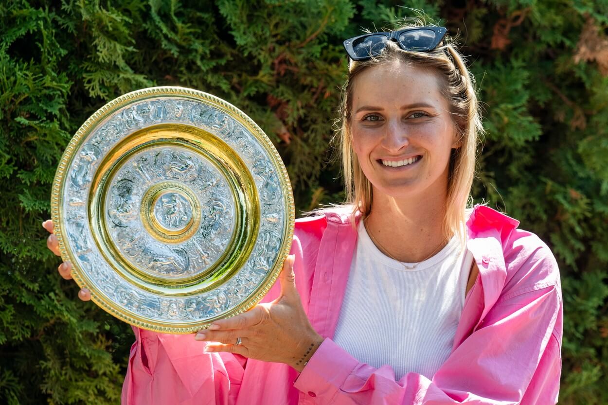 Vítězka Wimbledonu 2023 Markéta Vondroušová pózuje s trofejí po tiskové konferenci