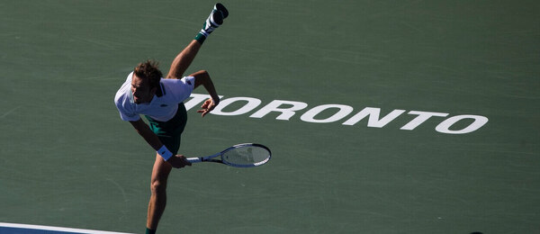 Tenista Daniil Medveděv podává ve vítězném finále turnaje ATP Masters 1000 Toronto - Canadian Open