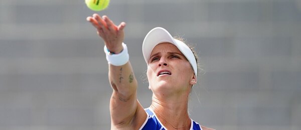 Tenis, grandslam US Open v New Yorku, Markéta Vondroušová podává v zápase 1. kola