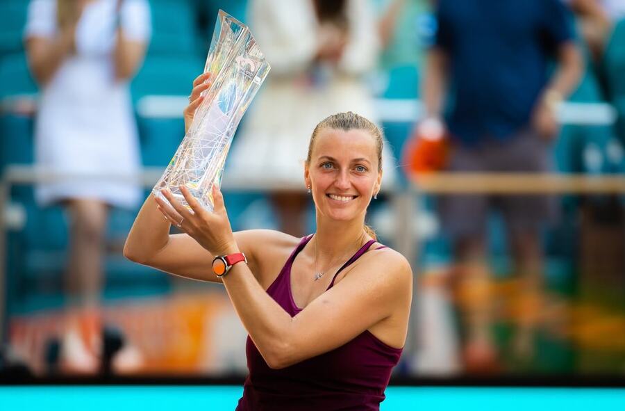 Tenis, WTA, Petra Kvitová s trofejí pro vítězku WTA 1000 Miami Open, Florida