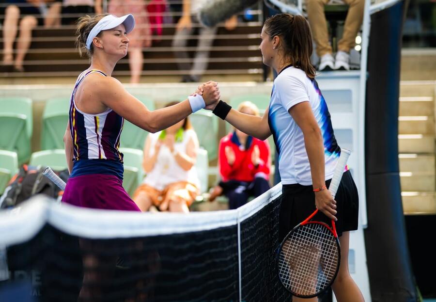 Tenis, WTA, Barbora Krejčíková a Daria Kasatkina po vzájemném zápase v Adelaide, dnes Krejčíková a Kasatkina hrají v semifinále WTA 250 Zhengzhou