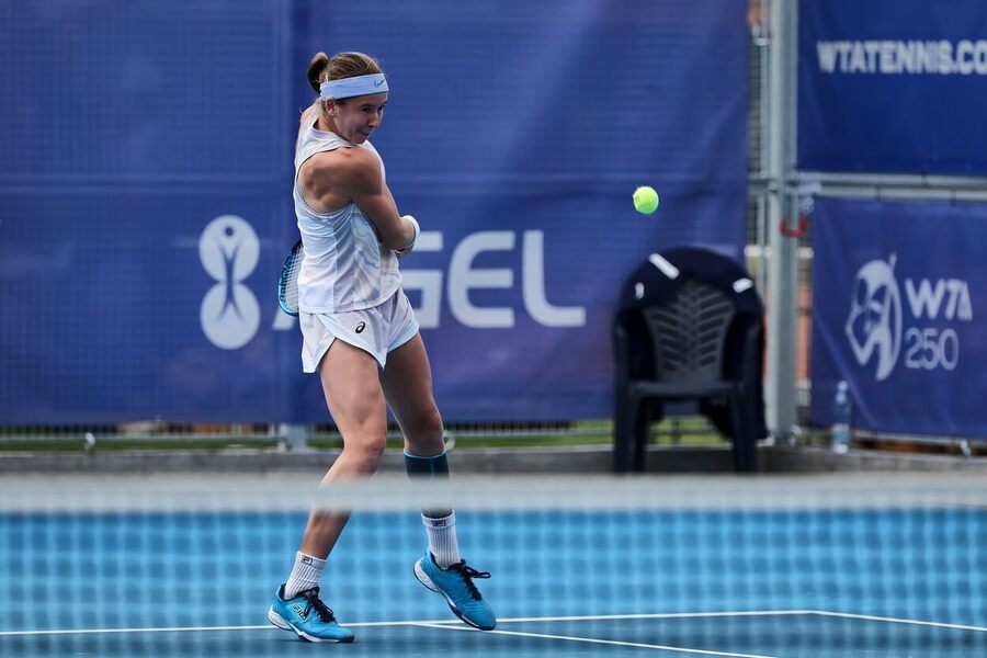 Tenistka Nikola Bartůňková během kvalifikace na turnaj WTA 250 Prague Open 2023