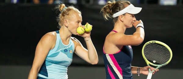 Kateřina Siniaková a Barbora Krejčíková ve druhém zápase na Turnaji mistryň 2023 v Cancúnu v Mexiku