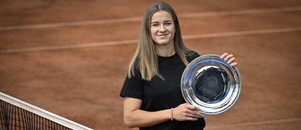 Tenis, WTA, Karolína Muchová s trofejí pro finalistku French Open - Roland Garros, Paříž