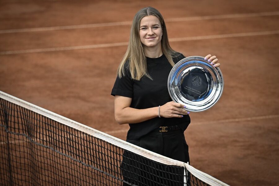 Tenis, WTA, Karolína Muchová s trofejí pro finalistku French Open - Roland Garros, Paříž