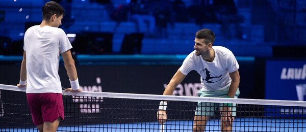 Tenisté Carlos Alcaraz a Novak Djokovič během tréninku na Turnaji mistrů 2023 v Turíně