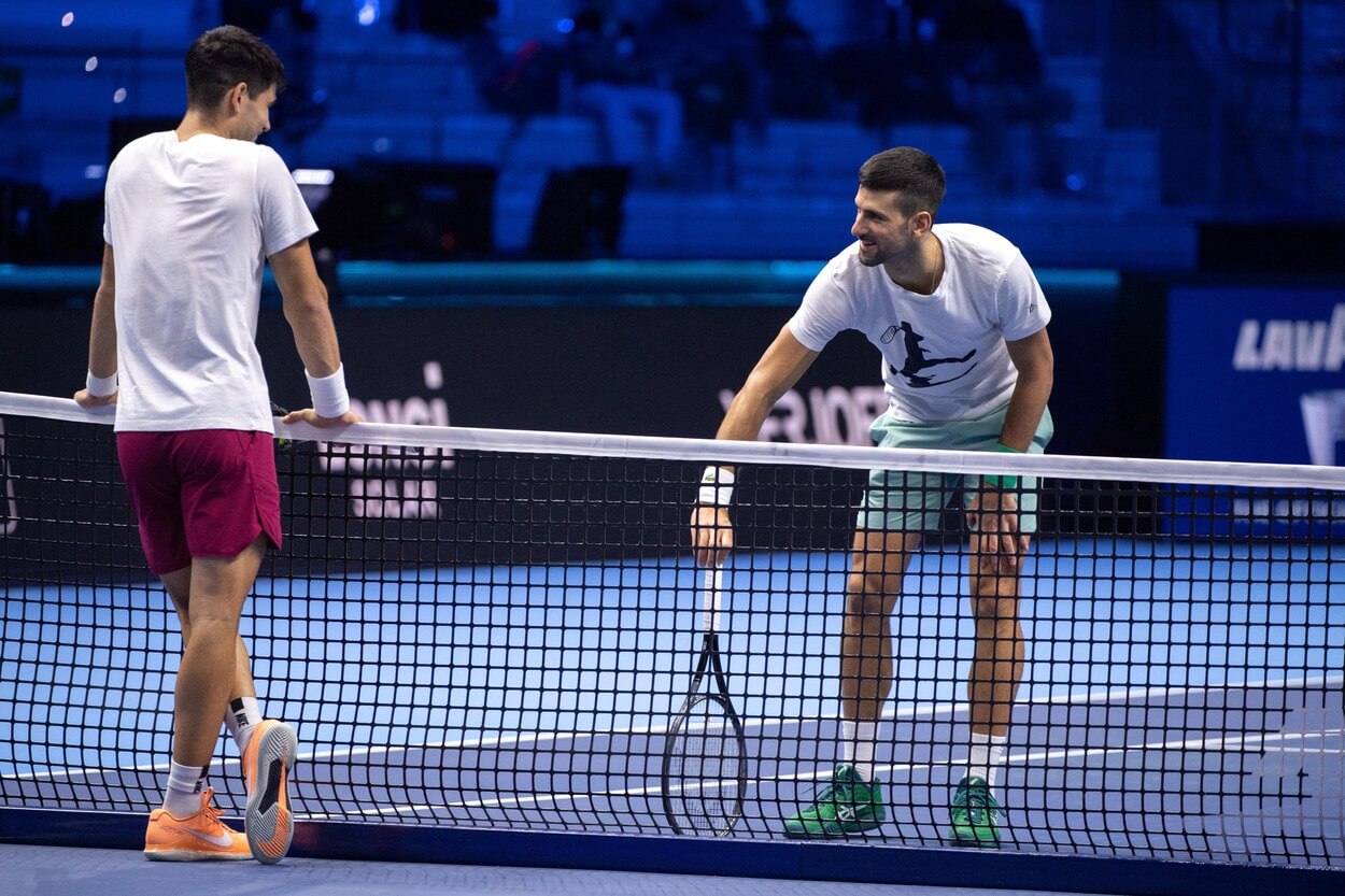 Tenisté Carlos Alcaraz a Novak Djokovič během tréninku na Turnaji mistrů 2023 v Turíně