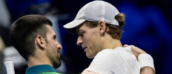 Tenisté Novak Djokovič a Jannik Sinner po zápase v základní skupině Turnaje mistrů 2023, dnes si oba v Turíně zahrají finále