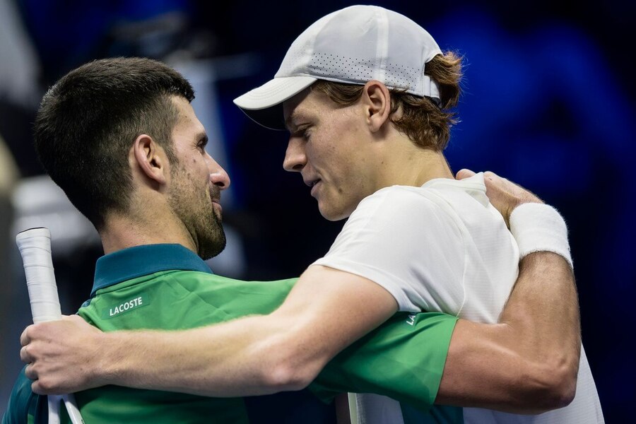 Tenisté Novak Djokovič a Jannik Sinner po zápase v základní skupině Turnaje mistrů 2023, dnes si oba v Turíně zahrají finále
