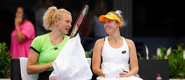 Tenis, WTA, Kateřina Siniaková a Storm Hunter během turnaje v Adelaide