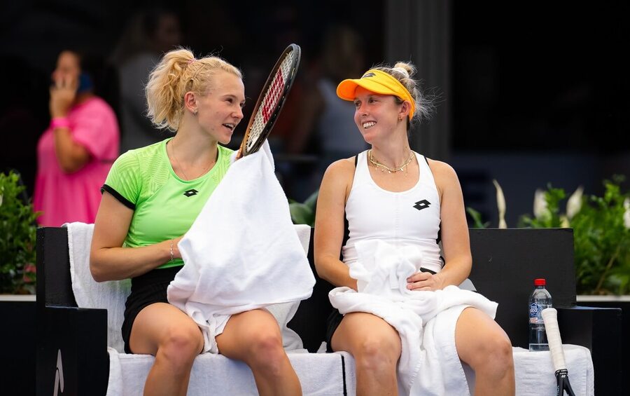 Tenis, WTA, Kateřina Siniaková a Storm Hunter během turnaje v Adelaide