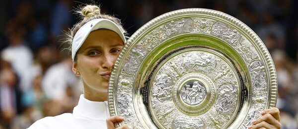 Markéta Vondroušová s trofejí pro vítězku Wimbledonu 2023, grandslam v Londýně v roce 2024 proběhne opět v červencovém termínu
