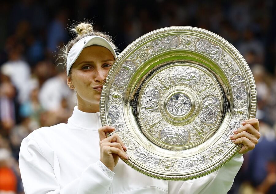 Markéta Vondroušová s trofejí pro vítězku Wimbledonu 2023, grandslam v Londýně v roce 2024 proběhne opět v červencovém termínu