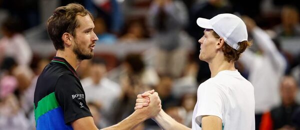 Tenisté Daniil Medveděv a Jannik Sinner po společném finále v Pekingu, o titul ve dvouhře mužů si zahrají také na Australian Open 2024