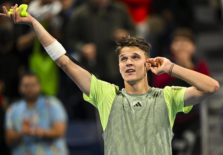 Český tenista Jakub Menšík po vítězství nad Andreyem Rublevem a postupu do semifinále ATP Dauhá 2024 v Kataru