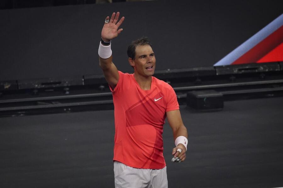 Tenis, ATP, Rafael Nadal během exhibice v Las Vegas proti Carlosi Alcarazovi