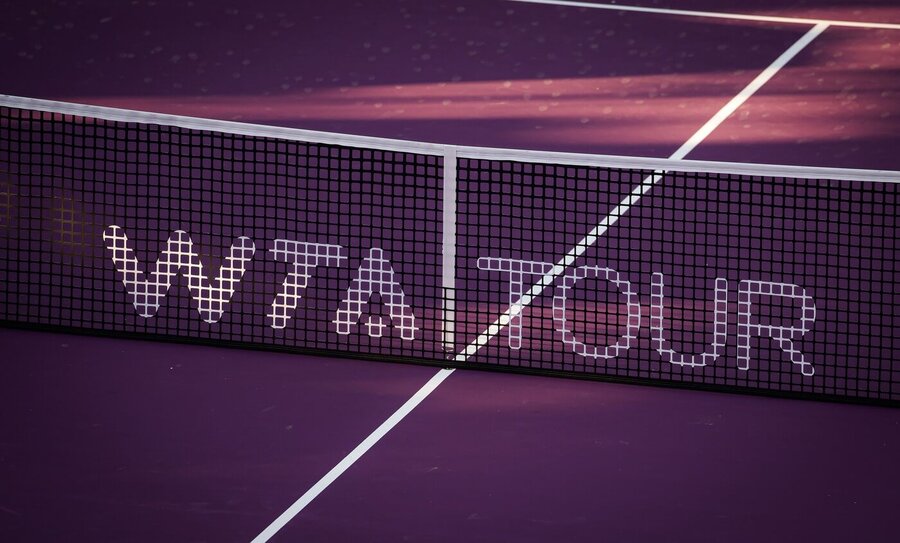 Tenis, WTA, logo ženské tenisové WTA Tour na jednom z turnajů